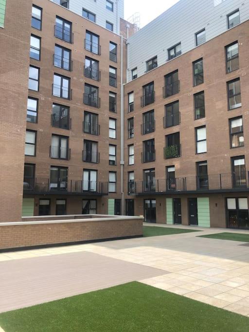 3 Bedroom Apartment Free Parking マンチェスター エクステリア 写真