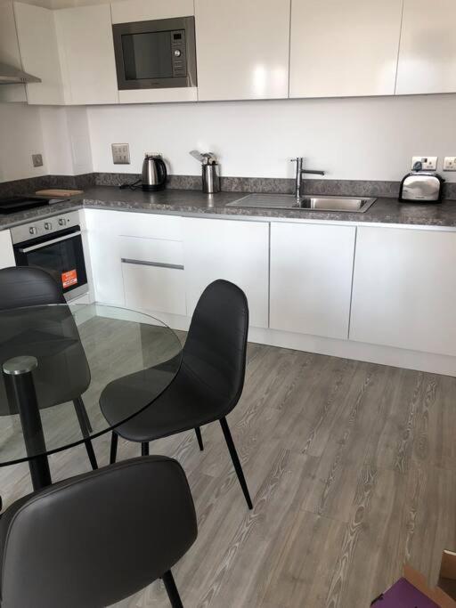 3 Bedroom Apartment Free Parking マンチェスター エクステリア 写真