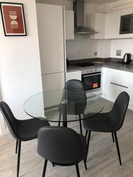 3 Bedroom Apartment Free Parking マンチェスター エクステリア 写真